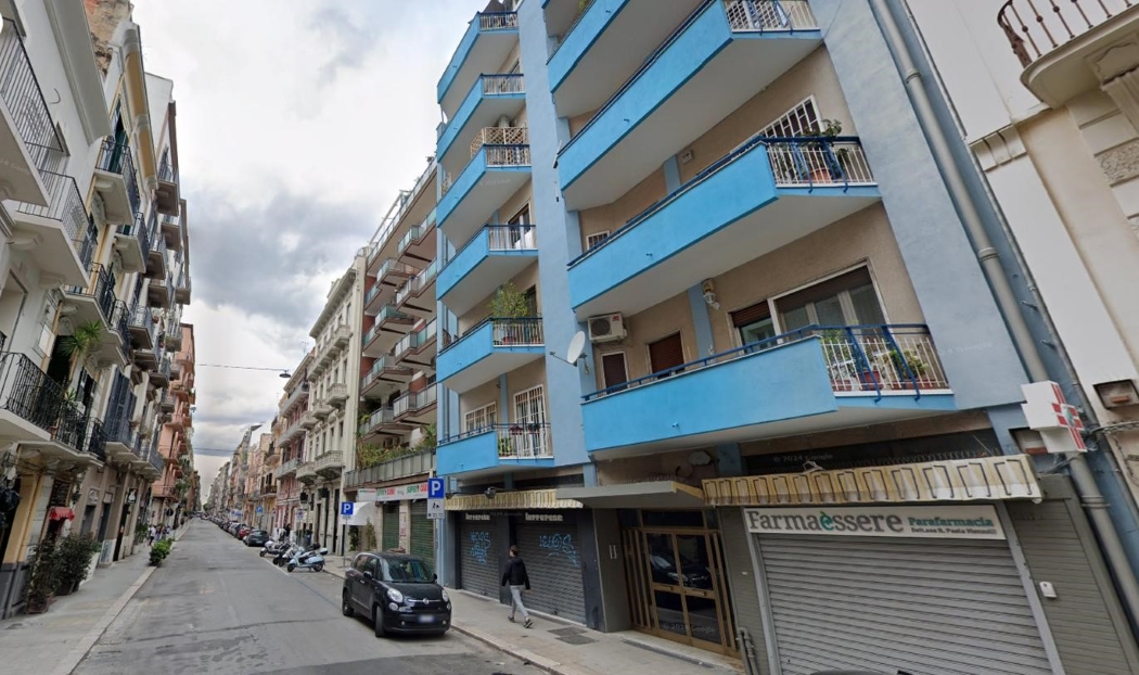 Bari centrale Madonnella Via Carulli ampio locale con due luci in vendita